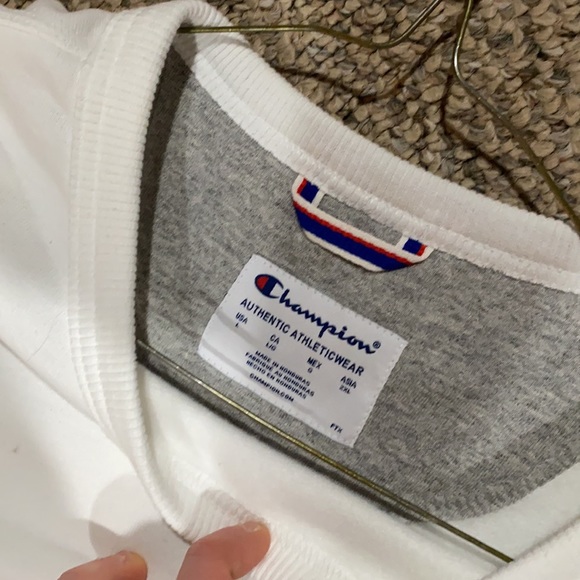 Mens L champion Crew neck. Barely worn - Picture 3 of 3